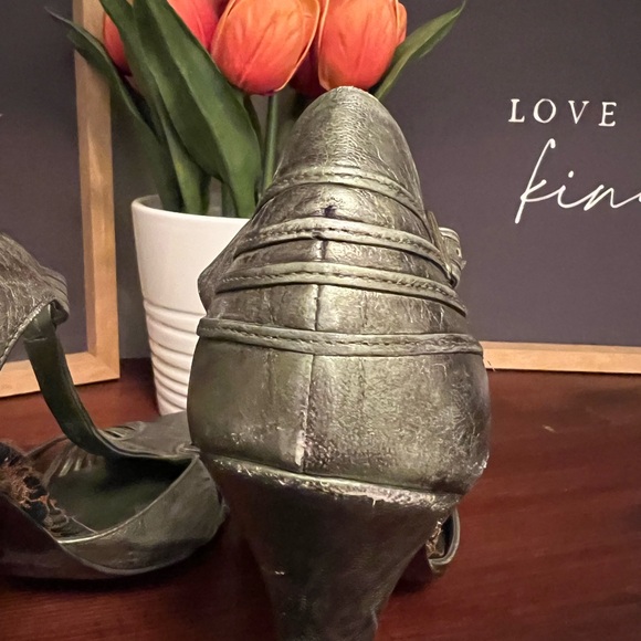 Gorgeous BCBGirls Metallic Green Heels - Size 9 - Picture 6 of 7